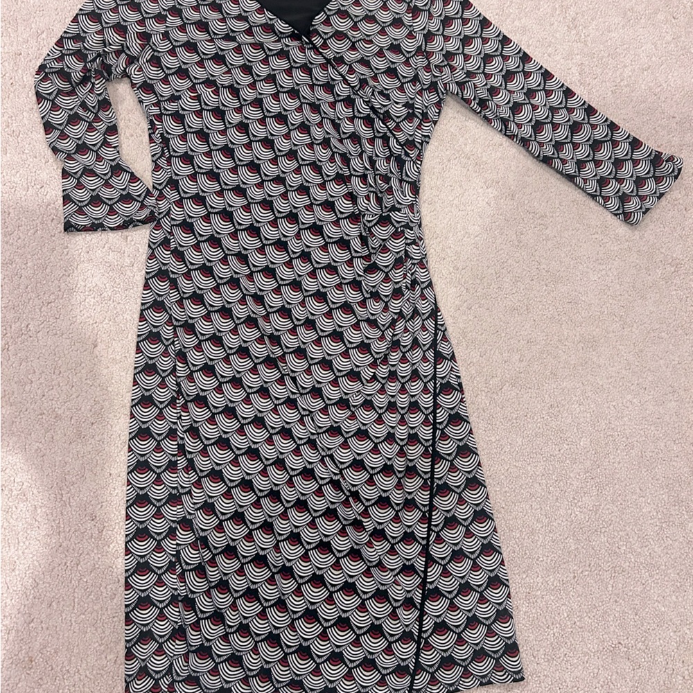 Cute fitted women’s dress great for office or night out.